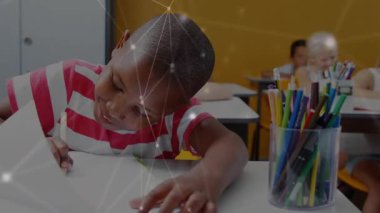 Görev üzerine çalışma kitabı yazan öğrenci, kameraların sıraları taramasına ve odaklanmış yaşıtlarını açığa çıkarmasına neden oluyor. Sınıf, çocukluk, öğrenme, eğitim, takım çalışması, konsantrasyon, çeşitlilik