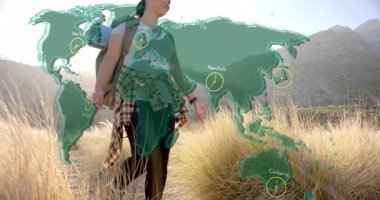 Dünya haritası eşliğinde soldan yürüyen kadın yürüyüşçü, seyahat planlama için zaman dilimlerini belirliyor. Macera, keşif, seyrüsefer, açık hava, yolculuk, keşif, atmosfer