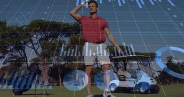 Golfçü hedefe doğru hareket ediyor ve AR verilerini tarıyor. Spor, teknoloji, analitik, açık hava, fitness, yenilik, performans