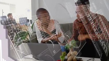 Ofiste dizüstü bilgisayarı işaret eden meslektaşlar, rakamları yazmak ve iş grafiklerini ortaya çıkarmak eğilimleri izlemek. İşbirliği, takım çalışması, analitik, modern, üretkenlik, yenilik, iletişim