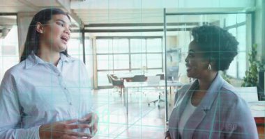 Dijital şebeke örtüsüyle iş toplantısında el kaldıran ve fikir alışverişinde bulunan kadın meslektaşlar. İşbirliği, iletişim, takım çalışması, diyalog, yenilik, profesyonellik, modern