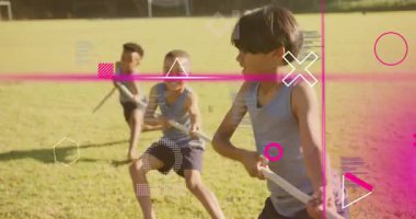 Üç çocuk sahaya çıkıyor, ipleri sıkıyor ve beyaz pembe grafiklerle spor olsun diye çekiyorlar. Takım çalışması, gençlik sporları, açık hava aktivitesi, atletik yarışma, canlı görseller, oyun alanı, fiziksel fitness