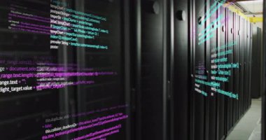 Boş sunucu rafı koridoru kod örtüsünün kaybolduğunu, girdapta döndüğünü ve veri akışını görselleştirmek için büyüdüğünü gösteriyor. Siber güvenlik, dijital, teknoloji, yenilik, gelecek, ağ, altyapı