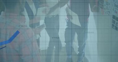 Telefon kaldıran kadın, strateji kurulu planlamasına işaret eden meslektaşları olarak animasyon çizelgesine başlıyor. İşbirliği, takım çalışması, yenilik, dijital analitik, iş stratejisi, modern ofis, profesyonel