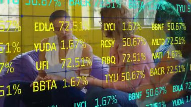 Meslektaşlar tablet tıklayarak ve not yazarak iş görüşmesi için yüzdelik kodları güncelliyor. İşbirliği, veri analizi, çalışma alanı, yenilik, takım çalışması, dijital teknoloji, beyin fırtınası