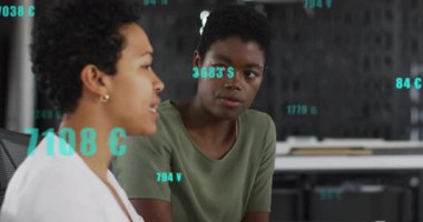 Meslektaşlar ofiste yüzen deniz mavisi yeşili para birimi değerlerine yönelip finans eğilimlerini tartışıyor. Finansal, işbirliği, çağdaş, dijital, iletişim, analitik, iş