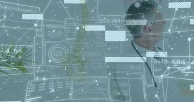 Yüzen tıbbi veri panellerine giren ve sunan rehber bir erkek doktor var. Gelecek, teknoloji, sağlık, yenilik, profesyonellik, dijital, tıbbi