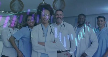 Tıbbi ekip yarı saydam kaplama üzerinde duruyor ve verileri izleyen grafikleri canlandırıyor. Sağlık, işbirliği, profesyonellik, veri görselleştirme, klinik, takım çalışması, tıbbi yenilik