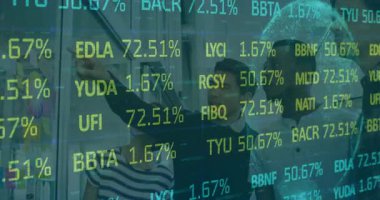 Koyu renk kazaklı adam, iş için güncelleme yüzdelerini izleyen meslektaşlarını işaret ediyor. Veri görselleştirme, takım çalışması, analitik, profesyonel, işbirliği, modern, gelecekçi