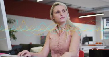 Analist klavyeye yazı yazıyor ve iş görüşü tarama raporu için animasyon dalga formunu başlatıyor. Profesyonel, teknoloji, modern, çalışma alanı, veri, analiz, üretkenlik