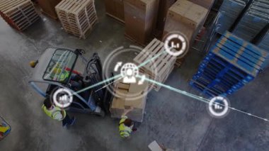 Lojistik için forklift operatörü paleti kaldırırken, yardımcı tarama kutusu etiketleri ağ başlatılıyor. Sanayi, lojistik, depo, veri, bağlantı, sistem, verimlilik