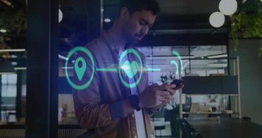 Ofisteki akıllı telefonları dinleyen adam 3 boyutlu konum, kalp ve gösterge simgeleri üretiyor. Teknoloji, yenilik, dijital, bağlantı, sağlık, modern, kurumsal