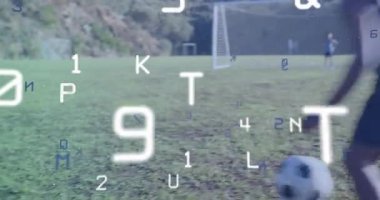 Futbol topu süren bir çocuk takım arkadaşı ve spor antrenmanında attığı golle vur-kaç hareketini başlatıyor. Eylem, gençlik, açık hava, atletizm, takım çalışması, canlı, enerjik