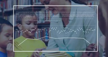 Öğretmen kitap topluyor ve öğrencilere rehberlik ediyor. Eğitim için kütüphanede sayfaları açıp çeviriyor. Eğitim, kütüphane, okur yazarlık, öğrenme, sınıf, edebiyat, bilgi