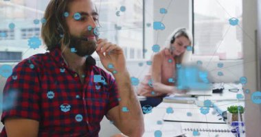 Çağrı merkezi ajanının parmak tıklatma şebekesi simgelerini kaldırması, üst üste gelen iş veri akışına rehberlik etmesi. Teknoloji, işbirliği, iletişim, çalışma alanı, yenilik, dijital, profesyonel