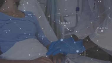 Tıbbi sağlayıcı oksimetreyi hastaya yerleştiriyor ve tüpü takmadan önce serum takıyor. Sağlık, sağlık, hastane, tedavi, hasta bakımı, klinik, teşhis