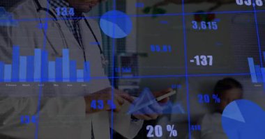 Doktor tableti tıkırdatıyor. Tıbbi verileri güncelliyor. Çocuk gözetlemeye doğru dönüyor. Sağlık, dijital sağlık, tıbbi teknoloji, veri analizi, hasta bakımı, hastane sahnesi, profesyonel