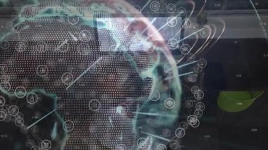 Bilgisayarda yazan ofis çalışanı ve teknoloji bağlantılarını gösteren ağ dünya animasyonunu başlatan kişi. Teknoloji, bağlantı, dijital, yenilik, iletişim, veri, ağ