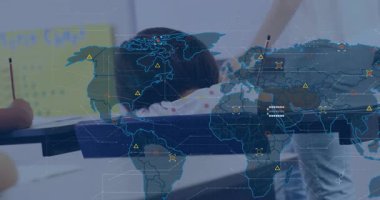 Kız ve erkek öğretmen olarak eğitim sırasında yazarlar içeri girer ve soluk altıgen ızgara haritası oluştururlar. Sınıf, eğitim, dijital arayüz, veri görselleştirme, e-öğrenme, çocukluk, teknoloji entegrasyonu