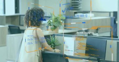 Omuz çantası taşıyan bir kadın saksıları, şişeleri, kupaları ofis masasına yerleştiriyor, çalışma alanını hazırlıyor. Çalışma alanı, üretkenlik, modern, profesyonel, çevre, estetik, refah