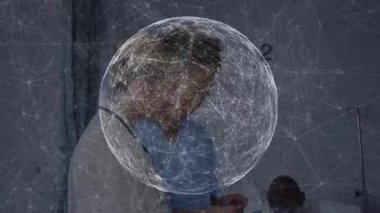 Doktor tableti tıklatıyor ve hemşire eğiliyor. Ağ küresini genişletiyor ve verilerin etrafında küçülüyor. Tıbbi, sağlık, işbirliği, dijital, yenilik, klinik, teknoloji