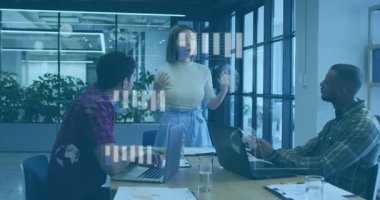 Sunucu, bar çizelgeleri animasyon ve dönüşümlü dünyayı canlandırırken iş toplantısını el kaldırıyor. Konferans, takım çalışması, iş dünyası, veri görselleştirme, kurumsal, modern, işbirliği