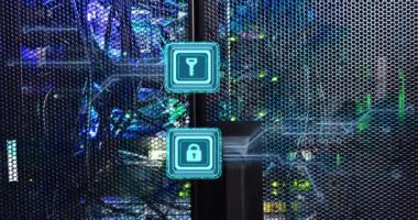 Cyan holografik anahtarı ve kilit simgeleri verileri sunucu ağlarına atarak kilidi açıyorlar. Siber güvenlik, veri, şifreleme, dijital, teknoloji, ağ, yenilik