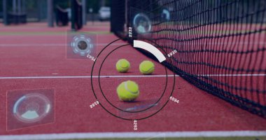Kırmızı sahada siyah ağın yanında üç neon sarı tenis topu dinleniyor ve HUD grafikleri üst üste konuyor. Spor, eğlence, teknoloji, rekabet, fitness, kentsel, canlı