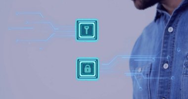 Kot gömlekli erkek holografik anahtarı ve mor duvardaki asma kilit simgelerini inceliyor. Kopya uzayı. Fütürist, siber güvenlik, arayüz, dijital, teknoloji, yenilik, minimalist