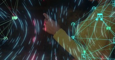 Sarı bluzla sarıya sarılı olarak stüdyodaki holografik veri düğümlerine erişiyor, neon çizgileri var. Gelecekçi, yenilikçi, teknoloji, veri, dijital, arayüz, aydınlatma