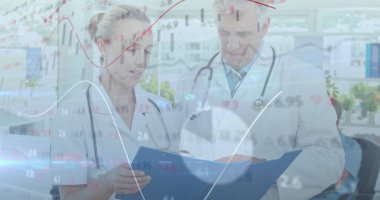 Doktorlar hastane odasındaki mavi hasta klasörünü steteskoplar ve veri örtüsüyle inceliyorlar. Tıbbi, profesyonellik, işbirliği, sağlık, klinik, analiz, klinik çevre