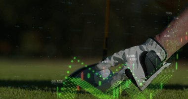 Golf sahasındaki golf sahasında eldiven takılmış golf topunu şamdan çizelgesiyle tutturmak. Spor, finans, yatırım, veri, analiz, açık hava, profesyonel