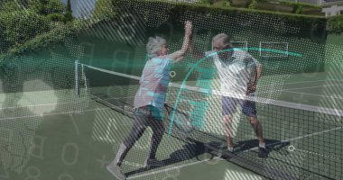 Son sınıf tenis çifti sahada raketler ve ağlarla spor kıyafetlerini değiş tokuş ediyor. Atletik, açık hava, canlı, dinamik, arkadaşlık, boş zaman, sağlıklı