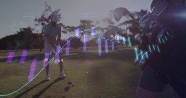 Golf sahasındaki sürücüyü çantasıyla ve istatistikleriyle sahadaki topa ayarlıyor. Atletik, duyarlılık, performans, açık hava, modern, rekabetçi, fitness