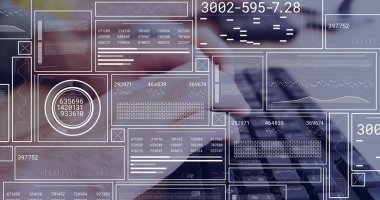 Yazılım geliştiricisinin elleri verileri tahta masadaki dizüstü bilgisayarın klavyesine yüklüyor. Teknoloji, analitik, arayüz, üretkenlik, modern, dijital, çalışma alanı