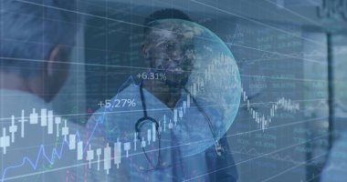 Çizelgeleri ve küreyi inceleyen, ameliyat önlüğü giyen bir doktor koridorda steteskoplu bir hastaya danışmanlık yapıyor. Tıbbi, sağlık, dijital, yenilik, profesyonellik, teknoloji, analiz