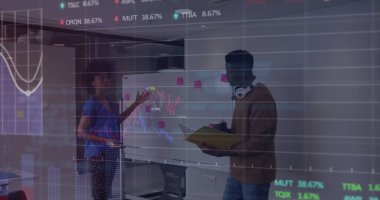 Ofis toplantısında, beyaz tahta ve hisse senedi grafikleriyle finansal veriler üzerinde çalışan meslektaşlar. İşbirliği, takım çalışması, veri analizi, dijital arayüz, ofis ortamı, modern tasarım, iş stratejisi