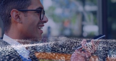 Gülümseyen işadamı gözlük takıyor ve kravat takıyor. Lobideki veri örtüsünün ortasında akıllı telefon kullanıyor. Kopya uzayı. Teknoloji, yenilik, profesyonel, çalışma alanı, dijital, iletişim, modern