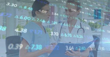 Klinikte mavi pano üzerinde çalışan steteskoplu, sayısal örtülü iki önlük personelini inceliyorum. Sağlık, takım çalışması, profesyonellik, işbirliği, modern, klinik, analiz