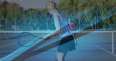 Beyaz bluz giyen ve vizörlü raket sallayan bir oyuncu mavi sahada tenis topunun üzerinden geri dönüyor. Atletizm, yarışma, spor, açık hava, spor, spor, spor, spor kıyafeti, boş zaman