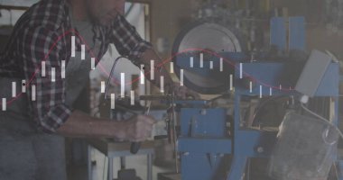 Önlüklü bir makinist atölyedeki metali torna tezgahına dönüştürüyor. Endüstriyel, imalat, işçilik, mühendislik, kesinlik, üretkenlik, teknik