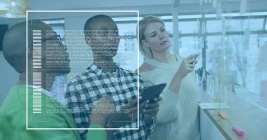 İşbirlikçi erkek, ofiste kareli gömlekli, elinde tablet, yapışkan notlar ve kod kaplamalarıyla. İşbirliği, yenilik, teknoloji, beyin fırtınası, modernlik, takım çalışması, veri görselleştirme