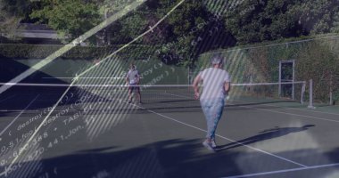 Spor giyim sektöründe tenis raketi ve metal kapılı iki tenisçi kendi sahasında voleybol oynuyor. Atletik, eğlence, açık hava, manzara, rekabetçi, boş zaman, eğitim