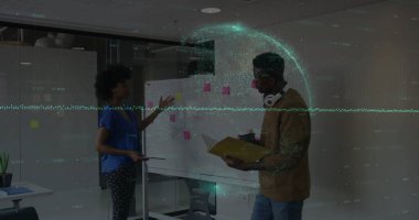 Beyin fırtınası yapan iş arkadaşları toplantı odasındaki beyaz tahtayı işaret ediyor, tablet ve sarı klasörle. İşbirliği, yenilik, beyin fırtınası, takım çalışması, yaratıcılık, modernlik, çalışma alanı