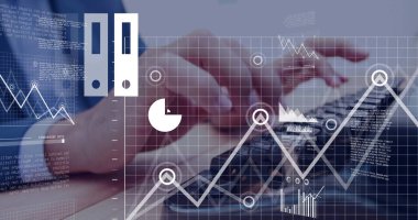 İş yerindeki dizüstü bilgisayara kod parçacıkları ve pasta grafiğiyle veri yazıyorlar. Teknoloji, analitik, dijital, yenilik, iş, veri görselleştirme, profesyonel