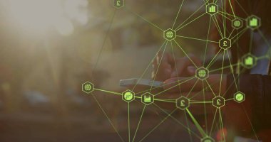 Günbatımı parkında ceketli Asyalı kadın elinde akıllı telefonla ikon düğümleri gösteriyor, kopyalama alanı. Teknoloji, bağlantı, yenilik, modern, açık hava, ticaret, iletişim