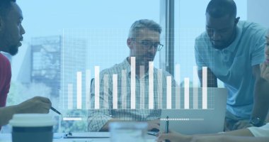 Toplantı odasında gümüş dizüstü bilgisayarda yazı yazan dört profesyonel bar grafiği örtüşmesi gösteriyor. Takım çalışması, iş, analiz, modern, yenilik, iletişim, üretkenlik