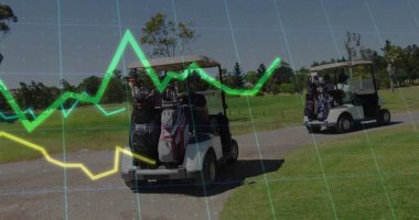 Golf sahasında şebeke ve çizgi kaplamalı golf çantaları taşıyan beyaz golf arabaları. Açık hava, boş zaman, spor, manzara, teknoloji, finans, veri görselleştirme