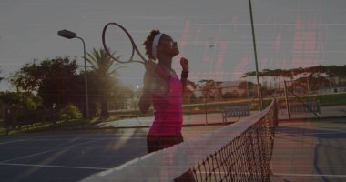 Pembe tişörtlü bir tenisçiyi kutluyorlar, parkın sert kortunda etek tokuşturuyorlar, raketle, ağla. Spor, atletik, genç, enerjik, enerjik, hareketli, boş, açık hava