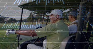 Golf arabasıyla çayırda dolaşan iki golfçü, ellerinde kontroller, klüp çantası, kepler ve grafik örtüsüyle. Lüks, rahatlama, rahatlama, açık hava, sofistike, profesyonellik, canlı